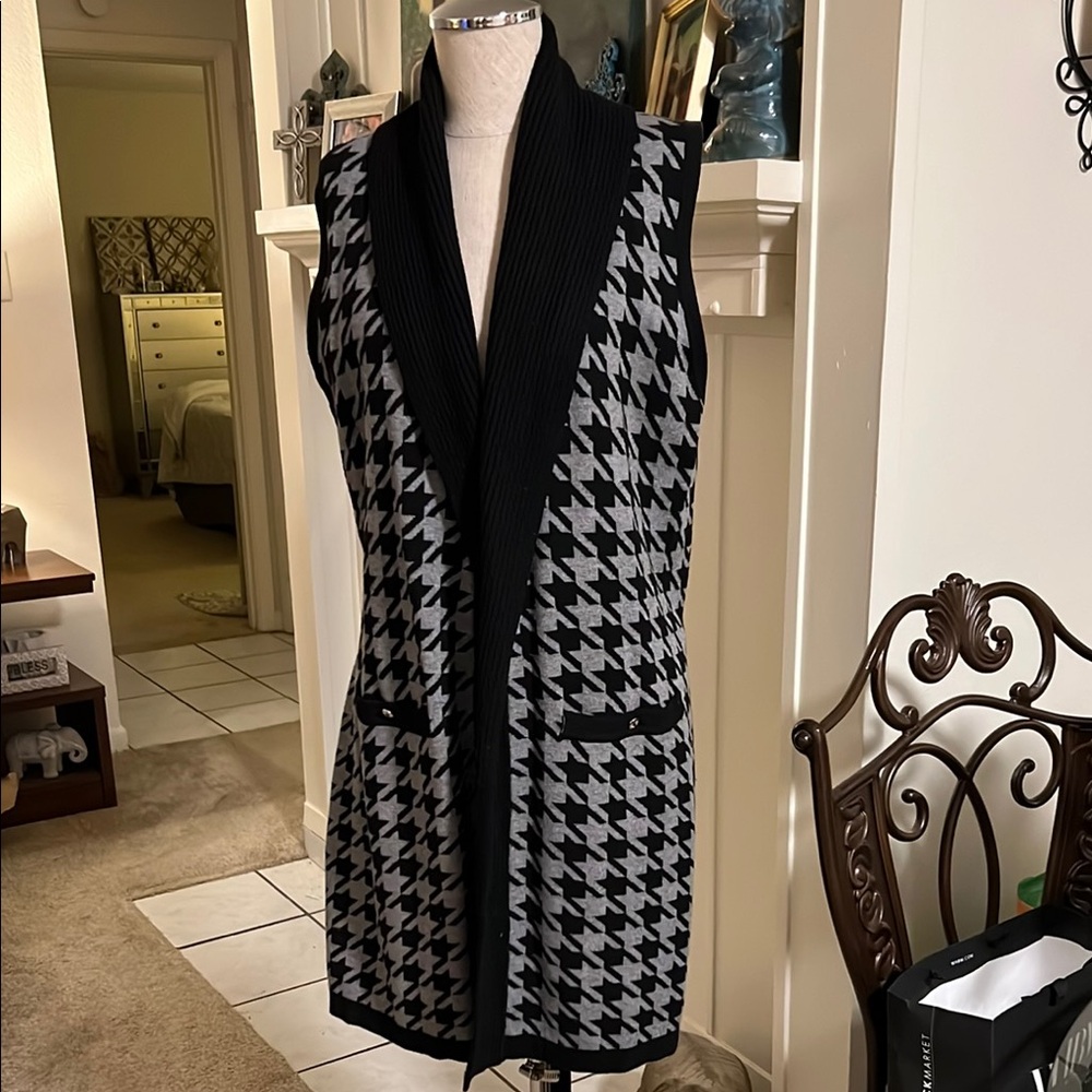 White House Black Market Black and Gray Houndstooth Vest